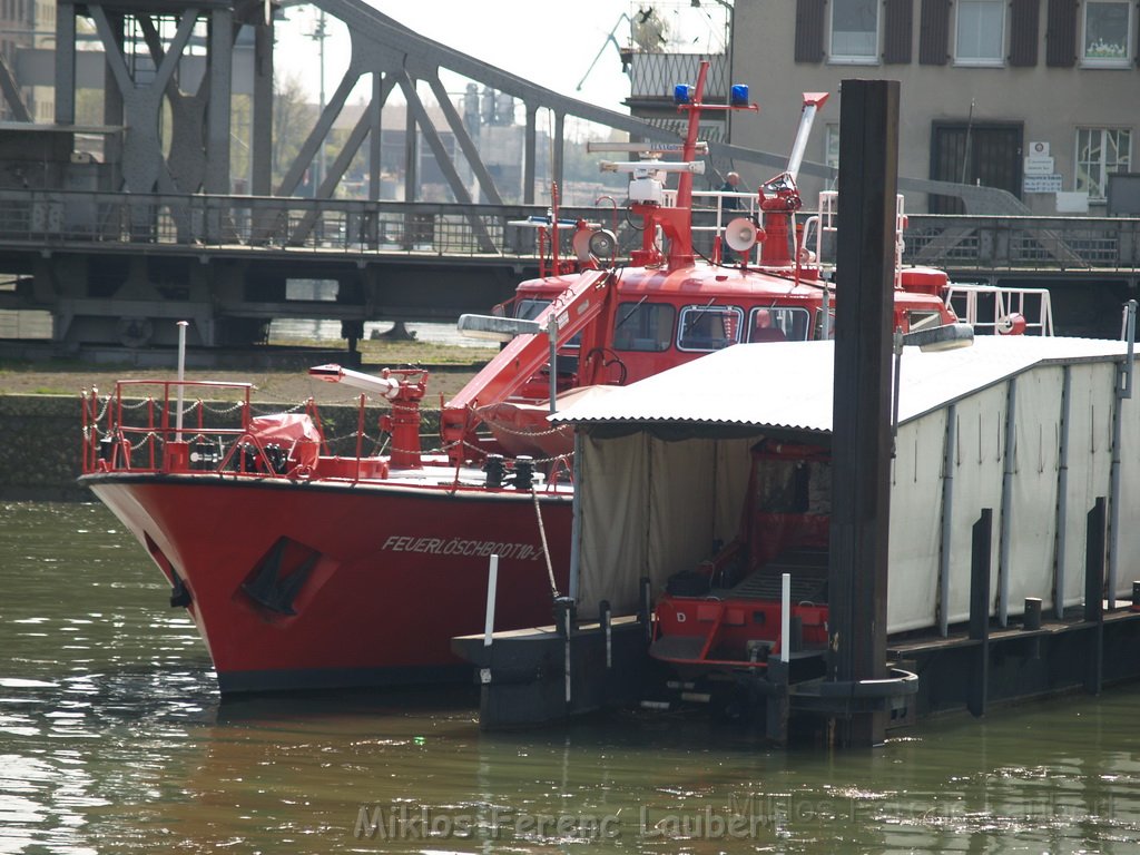 Feuerloeschboot 10-2   P162.JPG